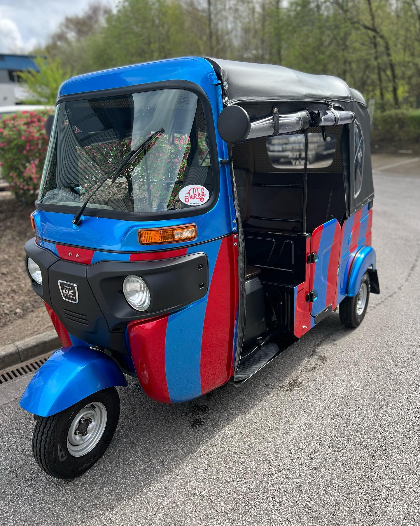 Another delivery last week of a custom metallic vinyl wrapped Bajaj RE 4S tuk tuk. This was a little trickier than usual — Tuk Tuk UK