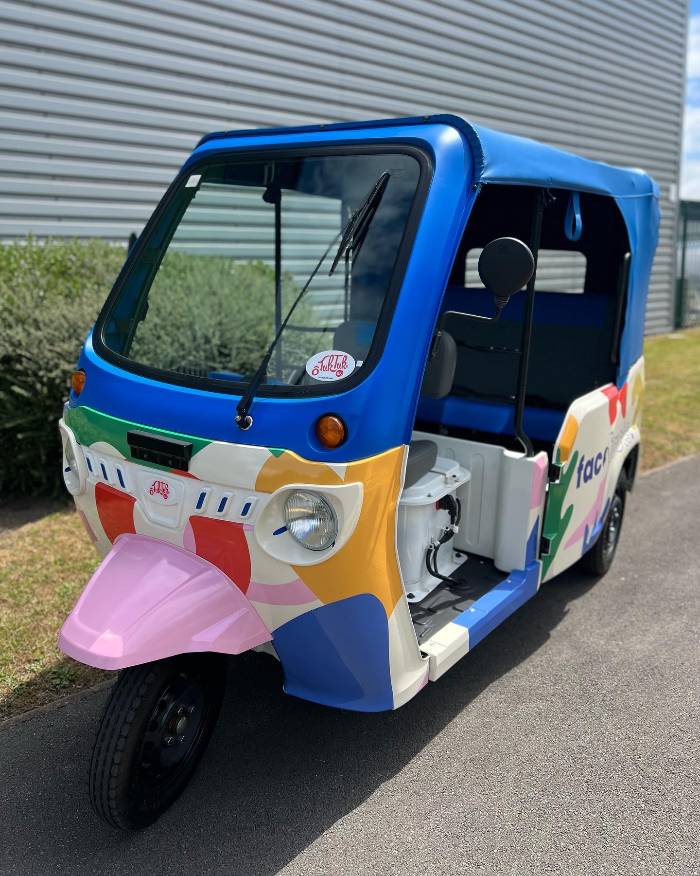 Delighted with how this fully electric Mahindra Treo looks after wrapping for our fabulous friends @facefactsuk.  Top sp — Tuk Tuk UK